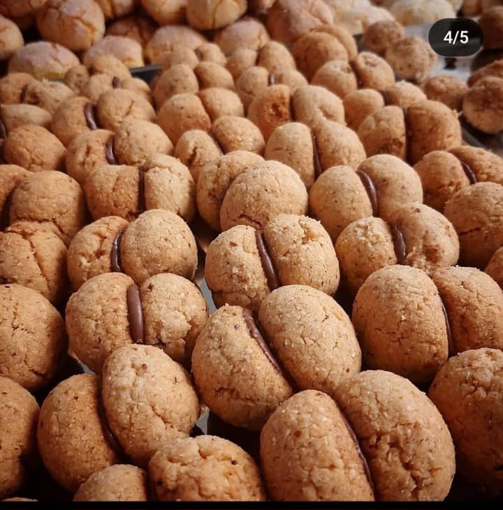 Baci di dama con nocciole, burro, zucchero e cioccolato fondente