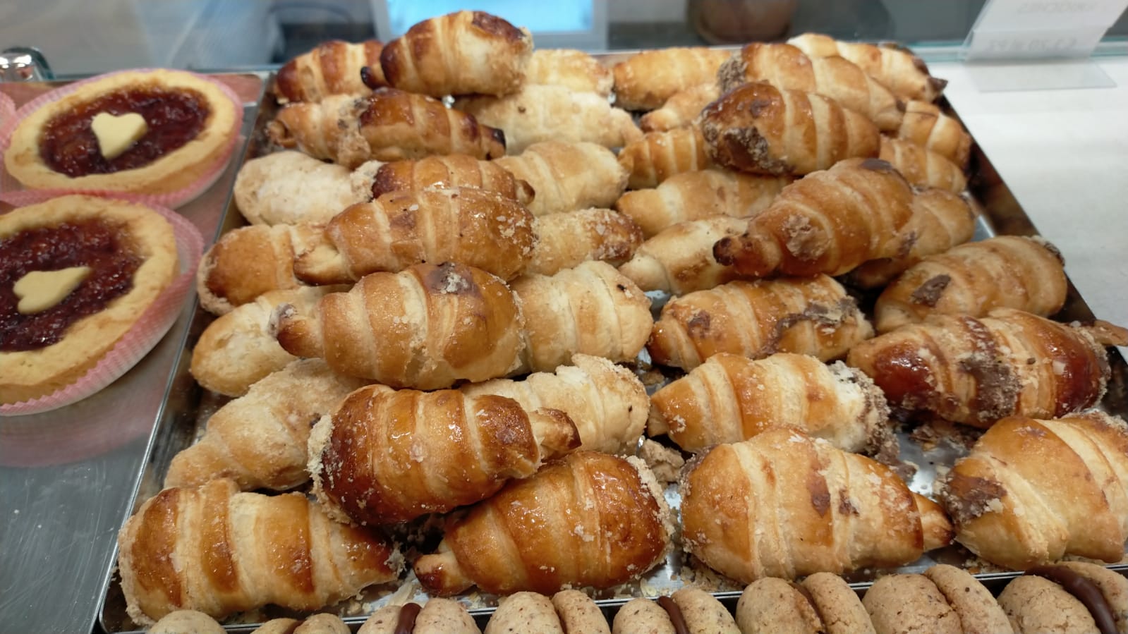 Cannoli con cioccolato bianco e nocciola